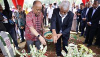 Didampingi sang putra, Ilham Habibie, Xanana Gusmao melakukan ziarah dan berdoa di depan pusara mendiang BJ Habibie.