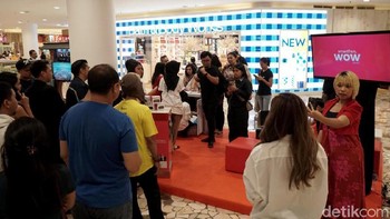 Beginilah salah satu booth penjualan produk smartfren yang ramai disambangi pada akhir pekan.