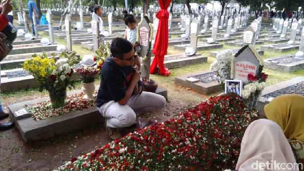 Cerita Anak Mantan Ajudan Taruh Surat dan Foto Berbingkai di Pusara Habibie