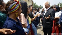 Usai ziarah, ia pun menyapa warga dan masyarakat Timor Leste yang ada di Jakarta sambil berbincang-bincang santai.
