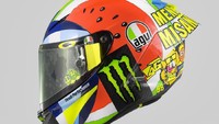 Kali ini, helm AGV yang dikenakan Rossi didesain lebih segar dan spesial. Helm itu digunakan mulai Sabtu kemarin hingga digelarnya MotoGP malam nanti. Foto: Dok. MotoGP.com