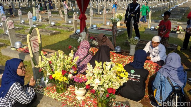 Para Artis Soroti Makam BJ Habibie yang Jadi Objek Selfie