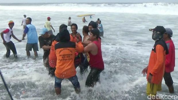 Perahu Terbalik Saat Sedekah Laut, Keluarga Nelayan Histeris