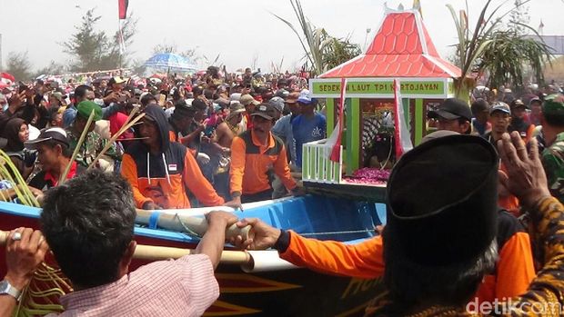 Sedekah laut di Purworejo