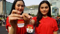Mereka juga membawa gantungan kunci yang bertuliskan Dukung Revisi UU KPK untuk dibagikan kepada masyarakat yang sedang menikmati Hari Bebas Kendaraan Bermotor di kawasan Bundaran Hotel Indonesia.