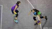 Seorang peserta basket putri sedang beraksi dalam ajang tersebut.