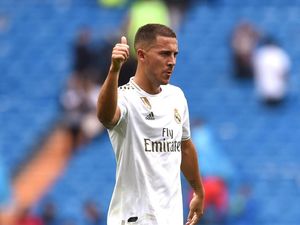 Debut, Hazard Bikin Courtois Kesal