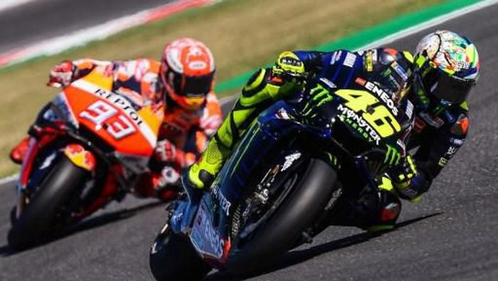 Valentino Rossi dan Marc Marquez terlibat duel panas di kualifikasi MotoGP San Marino. (Foto: Marco Bertorello / AFP)