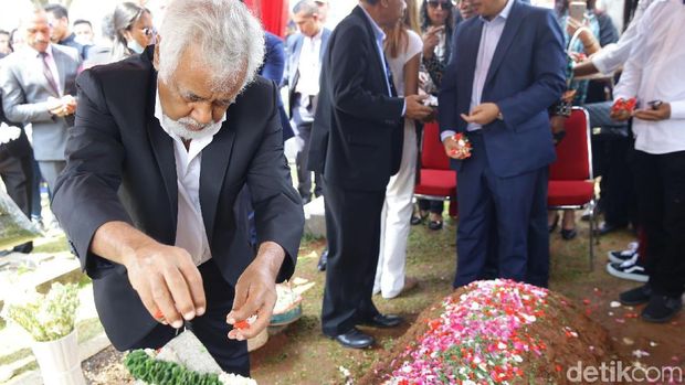 Xanana Gusmao Ziarah ke Makam Habibie / 