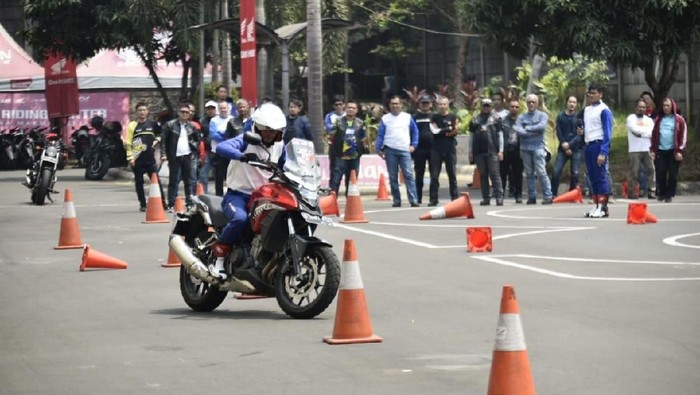 Bikers Moge Honda Berlatih Safety Riding