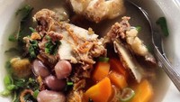 Selain daging sapi dengan sedikit lemak, sup senerek kini juga dijual dengan iga sapi. Dijamin lebih gurih enak rasanya. Foto : Instagram @juristhegreat