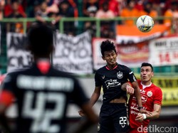 Tendangan bebas Septian David Maulana pada menit ke-10 tak lengket ditangkap oleh kiper Persija, Andritany Ardhiyasa.