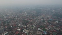 Suasana Kota Jambi yang diselimuti kabut asap di Jambi, sejak Jumat (13/9/2019). Kota Jambi dan sejumlah daerah di provinsi itu masih terpapar kabut asap akibat kebakaran hutan dan lahan (karhutla), sementara upaya pemadaman masih terus dilakukan melalui udara dan darat oleh sejumlah pihak. Foto: ANTARA FOTO/Wahdi Septiawan
