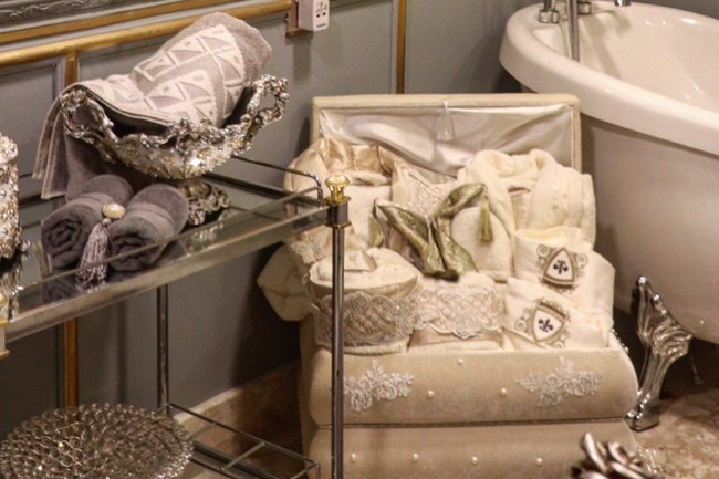 Tak hanya interior kamar, kamar mandi Tasya juga berteriak kemewahan. Tak heran para netizen pun jadi ingin menginap di rumahnya. Foto: Instagram @tasyafarasya