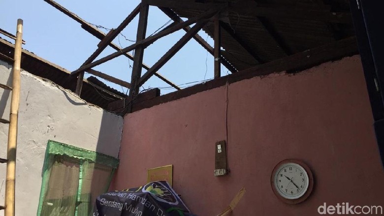 Polisi Perbaiki Rumah Rusak Akibat Ledakan di Brimob Srondol Polisi Perbaiki Rumah Rusak Akibat Ledakan di Brimob Srondol