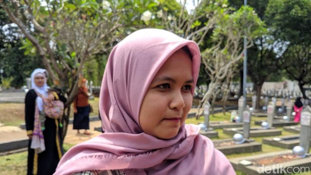 Diimbau Tak Selfie di Makam BJ Habibie, Ini Kata Para Peziarah