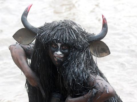 Warga yang berdandan kebo-keboan (kerbau) berpose pada ritual adat Kebo-keboan Alasmalang, Banyuwangi, Jawa Timur, Minggu (15/9/2019). Ritual adat yang diadakan satu kali dalam setahun pada bulan Muharam tersebut, merupakan tradisi warisan leluhur yang sudah berlangsung sejak ratusan tahun sebagai ungkapan rasa syukur masyarakat Alasmalang atas hasil panen selama satu tahun. ANTARA FOTO/Budi Candra Setya/aww.