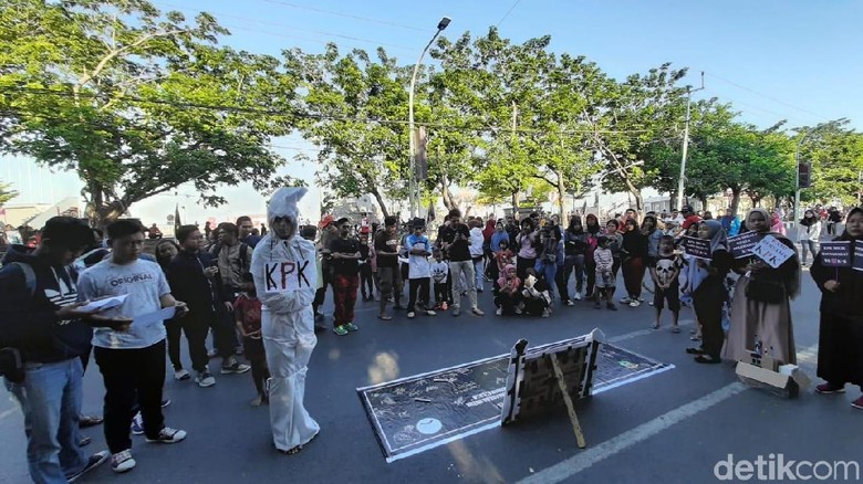 Bawa Pocong, Mahasiswa Unhas Demo Tolak RUU KPK di CFD Makassar Bawa Pocong, Mahasiswa Unhas Demo Tolak RUU KPK di CFD Makassar