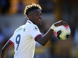 Tammy Abraham tidak terhentikan. Striker muda Chelsea itu mencetak hat-trick ketika timnya mengalahkan Wolverhampton 5-2. Foto: Clive Mason/Getty Images