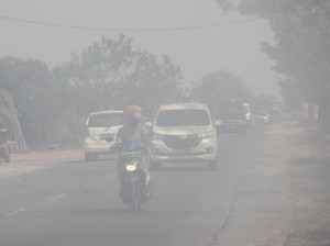 Berkendara di Tengah Kabut Asap, Pemotor Harus Bawa Cadangan Oksigen
