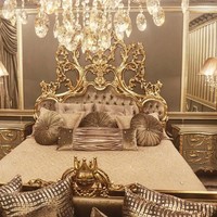 Lihat saja ukuran tempat tidurnya yang ditata cantik dengan banyak bantal. Begitu pun dengan gordennya. Foto: Instagram @tasyafarasya