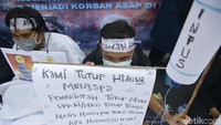 Aksi simpatik dari Kelompok Ikatan Pelajar Mahasiswa Kampar dan penggalangan dana untuk korban bencana asap di Riau sengaja digelar pada Hari Bebas Kendaraan Bermotor (HBKB) di kawasan Bundaran HI, Jakarta, Minggu (15/9/2019).