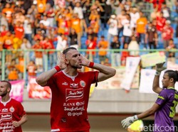 Tendangan jarak jauh Septian David membentur kaki Tony Sucipto pada menit ke-26. Tendangan sudut diberikan untuk PSIS.