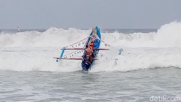 Nelayan Purworejo Larung Kambing Kendit Saat Sedekah Laut