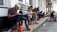 Meski telah sejak lama berprofesi sebagai arsitek, namun belakangan ini dia mengaku banyak menekuni bidang sketsa. Ia berharap kedepannya acara seperti ini terus diselenggarakan.
