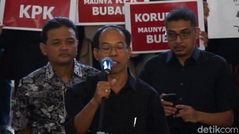 Guru Besar UGM Buatkan Puisi Untuk Jokowi Guru Besar UGM Buatkan Puisi Untuk Jokowi