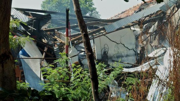 Kondisi gudang tempat penyimpanan bahan peledak dan bom temuan dari masyarakat, setelah terjadinya ledakan di gudang tersebut, di kompleks Markas Brimob Polda Jateng, di Semarang, Jawa Tengah, Sabtu (14/9/2019).