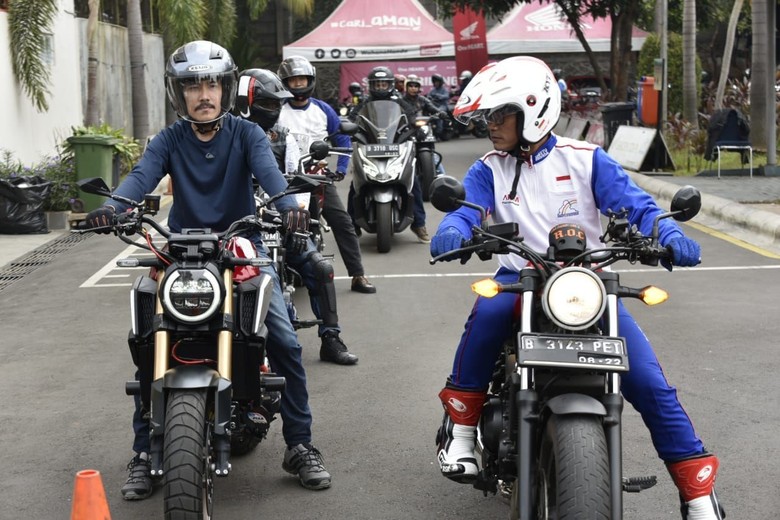 Posisi tangan saat naik motor, jari tak perlu menempel ke tuas rem. Foto: Dok. Wahana Makmur Sejati Posisi tangan saat naik motor, jari tak perlu menempel ke tuas rem. Foto: Dok. Wahana Makmur Sejati