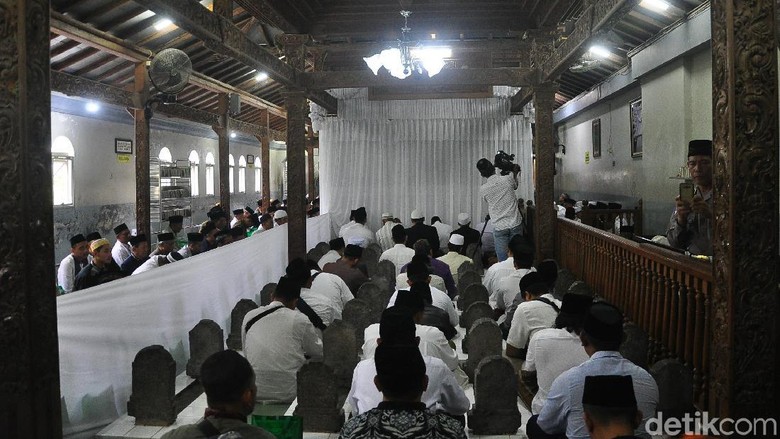 Prosesi buka luwur Sunan Muria di Kudus Proses buka luwur di makam Sunan Muria di Dawe, Kudus, (15/9/2019).