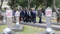 Beginilah potret saat Xanana berjalan menuju pusara mendiang Presiden RI ke-3 BJ Habibie.