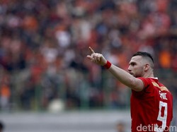 Xandao memotong umpan Riko Simanjutak untuk menyarangkan bola, hakim garis mengangkat bendera tanda offside.