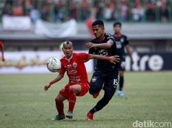 PSIS mendapatkan peluang emas pada menit ke-38. Belum beruntung, tendangan Bayu Nugroho melesat dari gawang Persija.