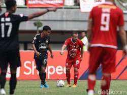 Bola rebound disambar oleh Ganjar Mukti Muhardiyana, tapi masih menyamping.