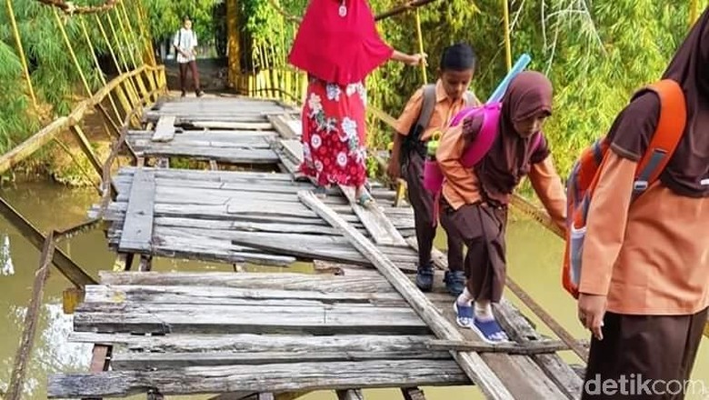 Cerita Siswa di Aceh Bertaruh Nyawa Lewati Jembatan Lapuk Demi Sekolah
