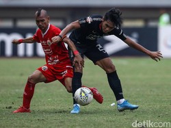 Peluang Persija hadir pada menit ke-19. Bola sodoran dari Ramdani Lestaluhu, dikirim ke arah gawang lemah oleh Joan Tomas Campasol.
