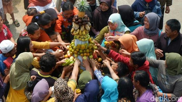 Indahnya Kebersamaan Warga Desa di Wonosobo Saat Kirab Tenong