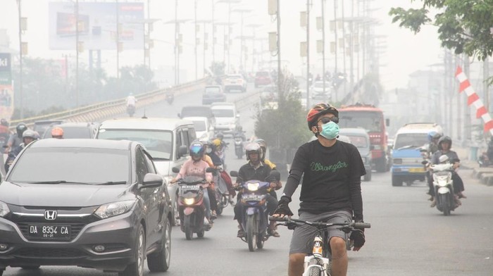 Warga mengenakan masker untuk mengurangi dampak asap kebakaran hutan (Foto: ANTARA FOTO/Bayu Pratama S)