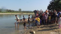 Puncak tradisi ini ditandai dengan aktivitas ratusan warga yang bersama sama turun ke sungai untuk melluas atau membersihkan diri (Abdy/detikcom)