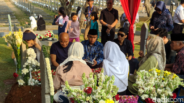 Ziarah ke Kalibata, Adrie Subono Kenang Tak Pernah Dimarahi Habibie