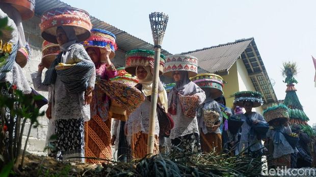 Indahnya Kebersamaan Warga Desa di Wonosobo Saat Kirab Tenong