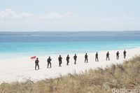 Tim Satgas Pengamanan Pulau Terdepan sedang berpatroili di pantai Pulau Ndana (Afif Farhan/detikcom)