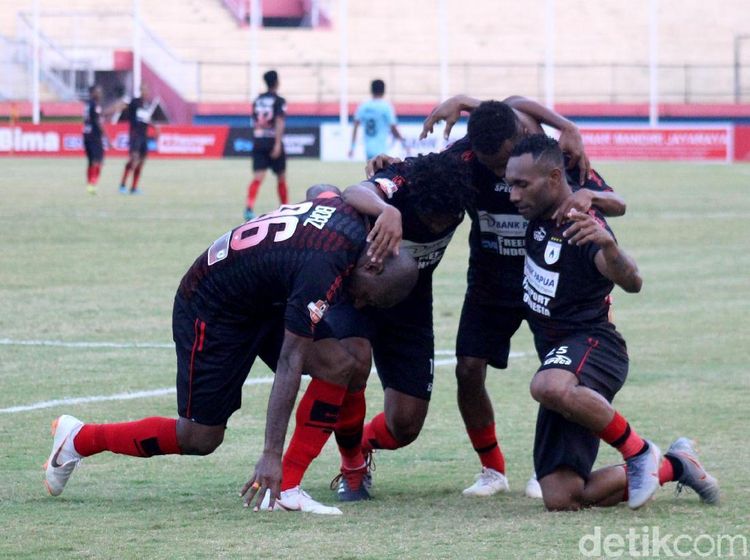 Titus Bonai Bawa Persipura Menang 2-0 Atas Persela Lamongan