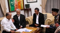 Keduanya berbincang santai dengan presiden Timor Leste pertama, Xanana Gusmao.