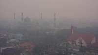 Masjid Raya An-Nur tampak samar-samar ketika kabut asap kebakaran hutan dan lahan (Karhutla) menyelimuti Kota Pekanbaru, Riau, Selasa (10/9/2019) lalu. Foto: ANTARA FOTO/FB Anggoro