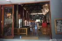 Beberapa kafe di Pantai Nemberala (Afif Farhan/detikcom)
