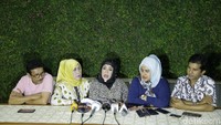 Keluarga menjelaskan kondisi anak pertama Elvy, Haedar, disebut mengidap schizophrenia.  Foto: Ismail/ detikHOT
